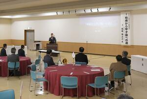 新潟産業大付属高の甲子園での奮闘について語る高橋隼之介さん=柏崎市