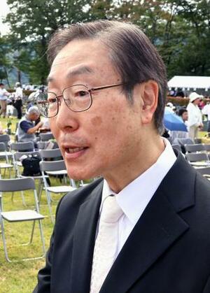 報道陣の取材に応じる旧統一教会の田中富広会長=5日午後、群馬県片品村
