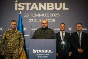 記者会見するウクライナのウメロフ国家安全保障・国防会議書記=23日、トルコ・イスタンブール(ゲッティ=共同)