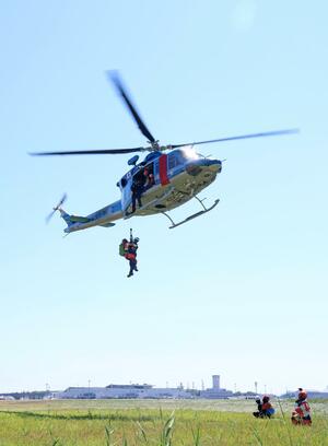 山岳遭難を想定し、ヘリを使って行われた県警機動隊レンジャー部隊の訓練=新潟市東区松浜町