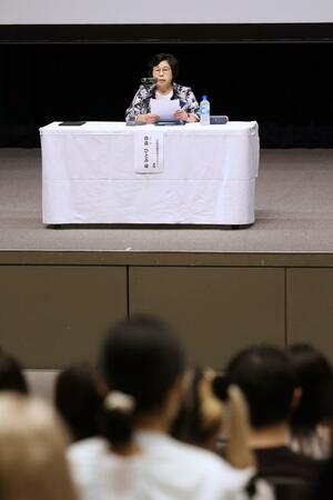 母ミヨシさんへの思いや北朝鮮での暮らしを曽我ひとみさんが語ったセミナー=11日、新潟市中央区