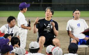 野球教室で子どもからの質問に答える松井秀喜さん。右はイチローさん=2日、石川県七尾市
