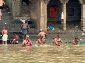 　インド・バラナシのガンジス川で沐浴する人たち＝２０２４年９月（共同）