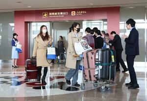 ハルビン線が新型コロナウイルス禍による運休から再開した際の利用客＝２０２４年１月、新潟空港