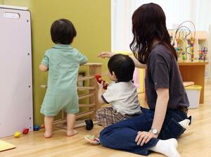 子育て支援施設で遊ぶ親子。子どもを性被害から守るにはどうしたらいいか、親らは新制度に注目している=5月23日、新潟市中央区