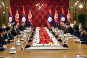 ラオスのトンルン国家主席(左から4人目)と会談する北朝鮮の金正恩朝鮮労働党総書記(右から4人目)=7日、平壌(朝鮮中央通信=共同)