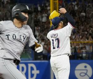 8回、巨人・中山(手前)に同点打を許したヤクルト・清水=神宮