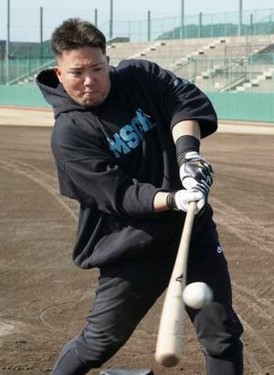 打撃練習するソフトバンク・山川=福岡市
