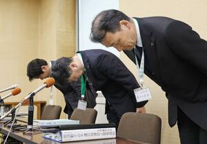 「指導死」と認定された調査報告書を受け、謝罪する県教育委員会の幹部=27日、県庁