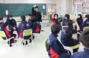 哲学カフェで「幸せ」について語り合う大島中の１年生ら＝三条市大島
