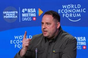 　スイス・ダボスで記者会見するウクライナのイエルマーク大統領府長官＝２０２４年１月（ロイター＝共同）