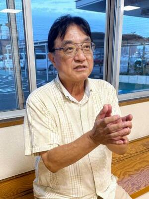 　父親同士が悩みを語り合う「おやじの会」について話す吉沢宏次さん＝２０２５年１０月、神奈川県海老名市