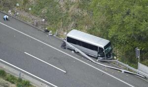福島県郡山市の磐越自動車道でガードレールに衝突したマイクロバス=6日