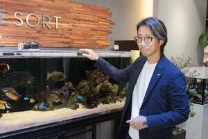 水槽と観賞魚の魅力を語る星智也社長=新潟市東区空港西1