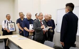 厚労省の担当者に要請書を提出する生活保護訴訟の原告ら=27日午後、国会
