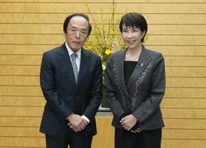 高市早苗首相(右)と日銀の植田和男総裁=2026年2月16日、首相官邸
