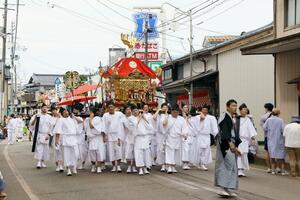 全行程を人が担ぐ形に戻った三条祭り大名行列のみこし=5月15日、三条市本町5
