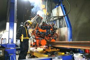 北海道新幹線の札幌延伸区間で使うレールの溶接作業=20日午前、北海道北斗市
