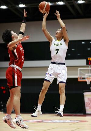 帝京長岡-鳥取城北 第1クオーターでシュートを放つ帝京長岡の赤澤翔心=アオーレ長岡