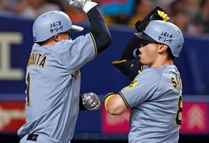 1回、先制2ランを放ち森下(左)と喜ぶ阪神・佐藤輝=バンテリンドーム