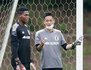 東京五輪に向けた事前合宿で、鈴木彩艶に声を掛ける川口ＧＫコーチ（右）＝２０２１年７月６日、静岡県内