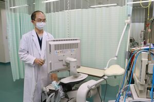 臨床研修医として勤務する賀集理功さん。新潟県独自の研修プログラムを「将来に役立つ」と評価する=糸魚川市の糸魚川総合病院