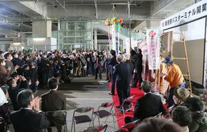 くす玉が割られ、関係者が新たなバスターミナルの開業を祝った記念イベント=3月30日、新潟市中央区のJR新潟駅