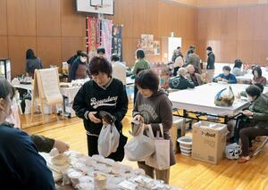 島内グルメや体験コーナーでにぎわったきらきらマルシェ=佐渡市城腰