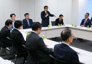 　選挙運動に関する与野党の協議会の会合。奥中央は自民党の逢沢一郎衆院議員＝４日午後、国会