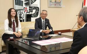 タンザニアでの支援活動について話す新潟明訓高校2年のスティーン花怜さん(左)=県庁