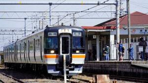 武豊線の開業140周年を記念したツアー列車として運行された気動車「キハ75形」=20日午前、JR武豊駅