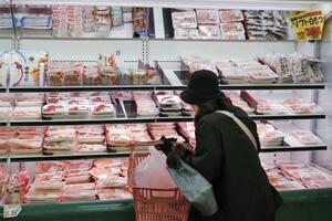 　スーパーを利用する買い物客＝１９日午後、東京都練馬区のアキダイ関町本店