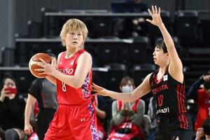 　トヨタ自動車―デンソー　プレーするデンソー・高田（左）＝京王アリーナＴＯＫＹＯ（Ｗリーグ提供）