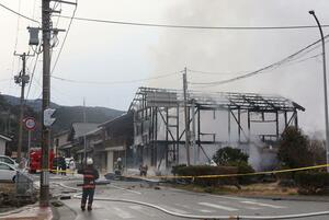 佐渡市真野新町の木造2階建てを焼いた火災=2025年1月27日午前7時半過ぎ、佐渡市真野新町