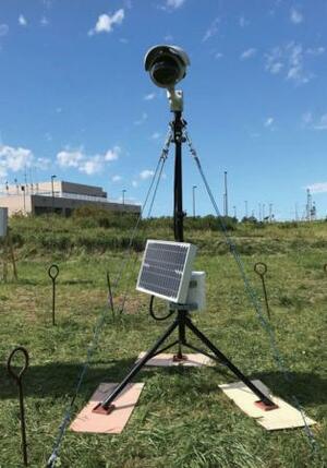 　簡易型の河川監視カメラ（国交省提供）