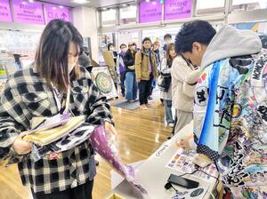多くのモノノフたちでにぎわったアンテナショップ=新発田市諏訪町1