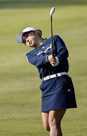 第3日、通算15アンダーで首位の荒木優奈=瀬田GC