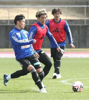 練習に熱が入るDF新井直人(中央)=高知市