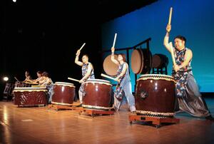 迫力のばちさばきを披露した「越後・親不知太鼓」＝糸魚川市