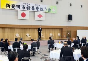 新春を祝う会であいさつする新発田市の二階堂馨市長=1月8日、新発田市本町4