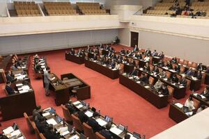 一般質問が行われた新潟県議会12月定例会=12月9日、県議会