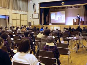 オンライン診療や佐渡の医療の現状、課題などをテーマに開催された講演会=佐渡市羽茂本郷