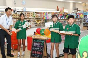 共同で開発したカグラナンバンの商品をアピールする石坂小の児童=長岡市呉服町1