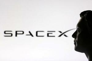 「スペースX」のロゴと、イーロン・マスク氏のイメージ(ロイター=共同)