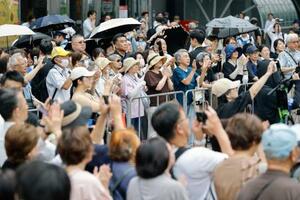 東京都議選で候補者らの街頭演説を聞く人たち=20日正午ごろ、都内