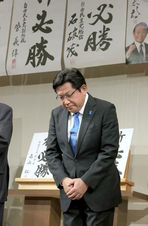 悔しそうな表情を見せる塚田一郎さん=10月27日午後9時前、新潟市中央区
