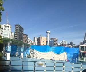 ブルーシートに覆われ、閉鎖された東京ドームシティ※21日撮影 （C）ORICON NewS inc.