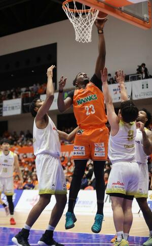 新潟－金沢　第４クオーター、ムトンボが決めて６９－６３＝アオーレ長岡