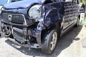 容疑者が事故を起こした車。前部分が大破している＝１１日、県内の板金塗装会社