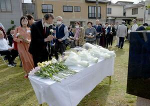 平和記念公園内の慰霊碑に市民らが献花した公園開園30周年記念式典=上越市川原町